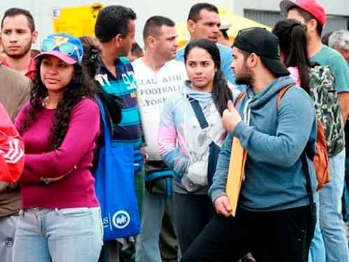 Al menos 8 mil vénzanlo entraron al Perú en su último día sin VISA