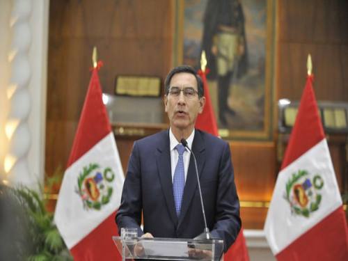 El presidente del Perú disuelve el congreso y llama  a elecciones